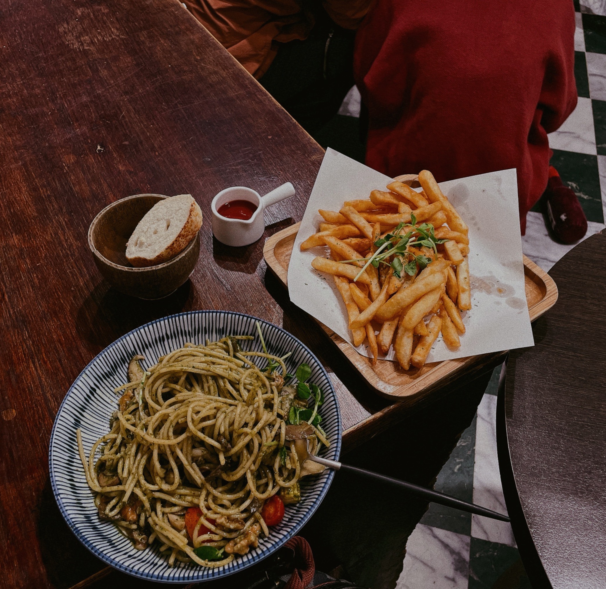 美食地圖｜善導寺 · 愛狗人士必訪 吃飯也可以做善事的 |浪浪別哭